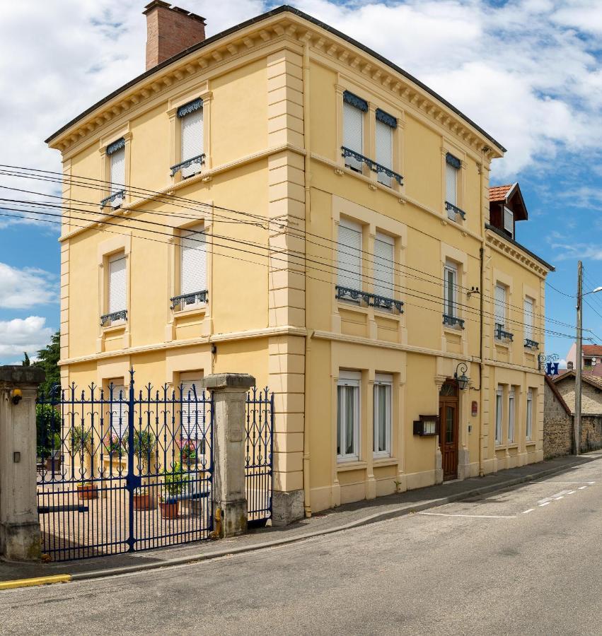 Hotel Des Dauphins Bourgoin-Jallieu Exterior photo